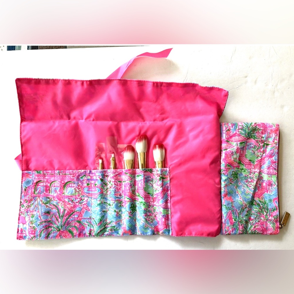 Lilly Pulitzer makeup bag (brushes not included) - Picture 4 of 4